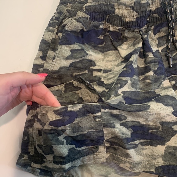 Elastic waist outdoor Columbia shorts. Camo. Size large. 100% nylon. - Picture 3 of 5